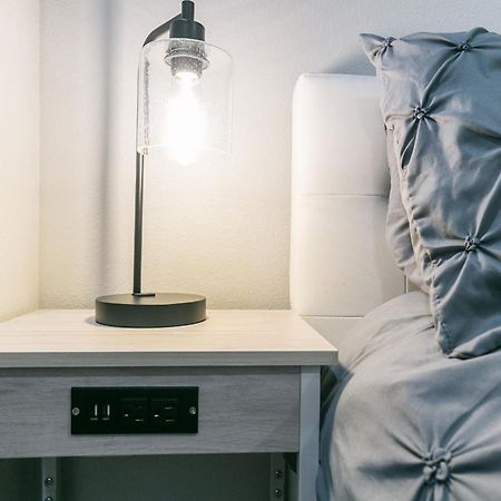 Montrose Guesthouse Suites By Dunyha Houston Esterno foto