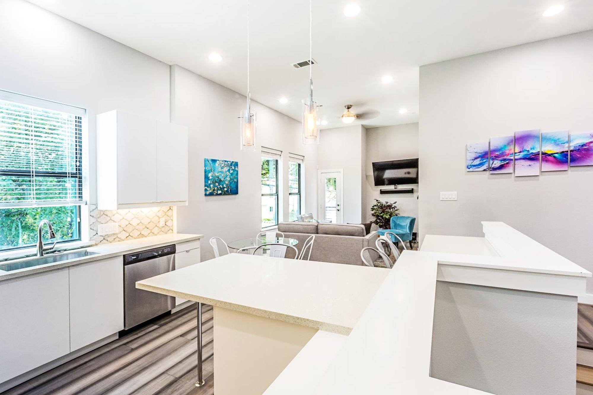 Montrose Guesthouse Suites By Dunyha Houston Esterno foto