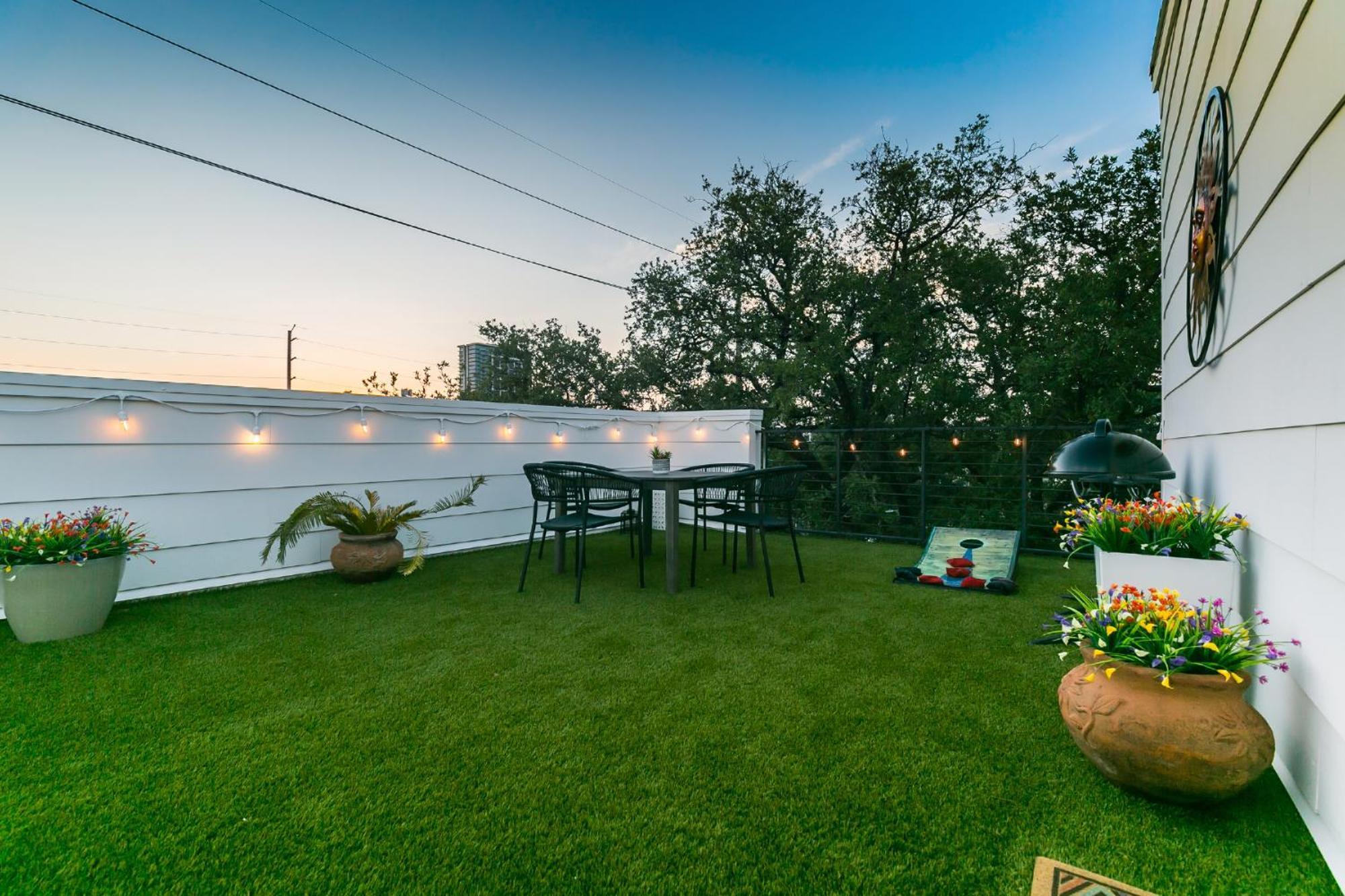 Montrose Guesthouse Suites By Dunyha Houston Esterno foto