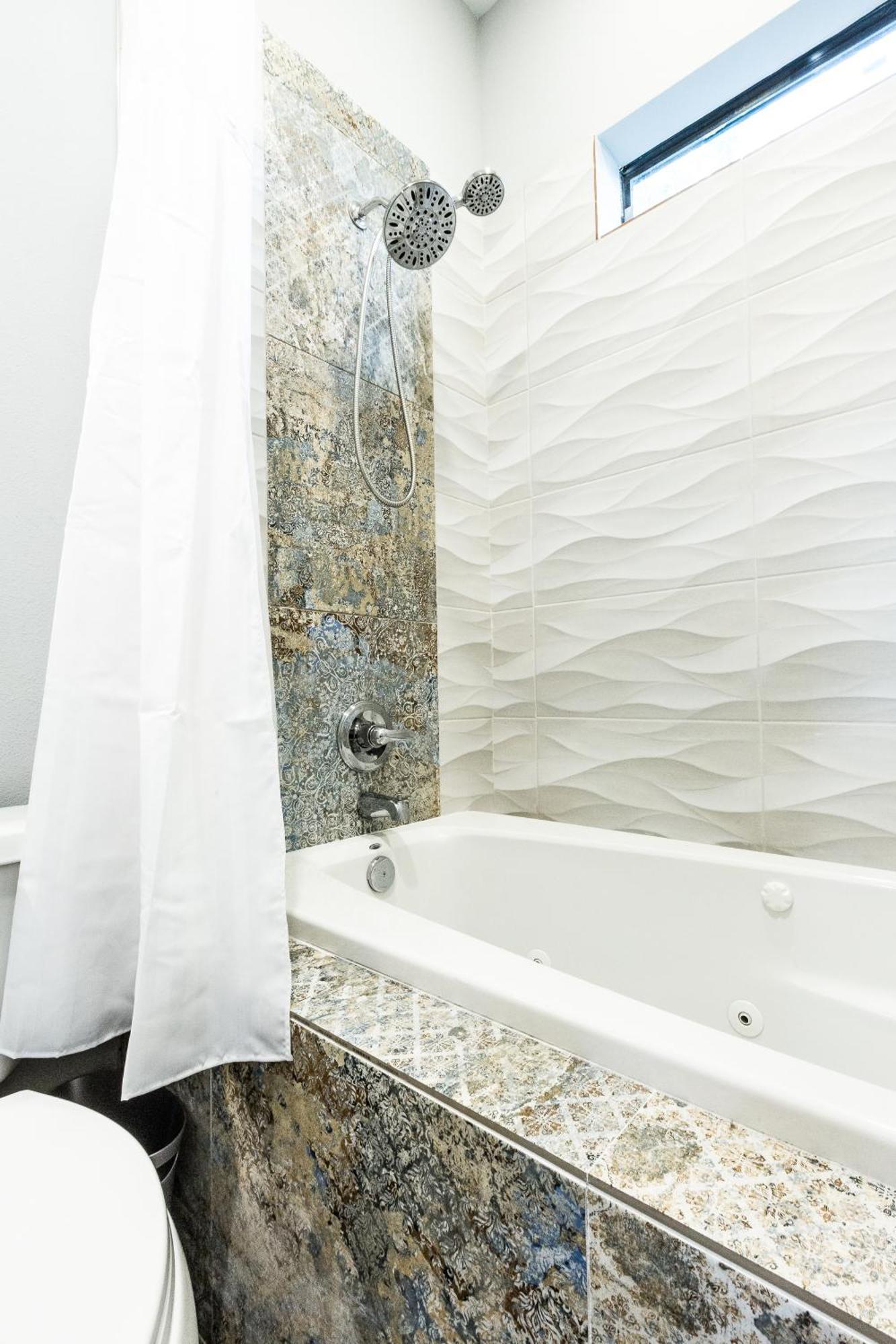 Montrose Guesthouse Suites By Dunyha Houston Esterno foto
